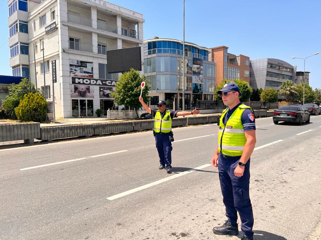 Policia Rrugore kontrolle në Durrës/ Arrestohen tre shoferë dhe procedohet një tjetër, vendosen mbi 1400 gjoba në një javë