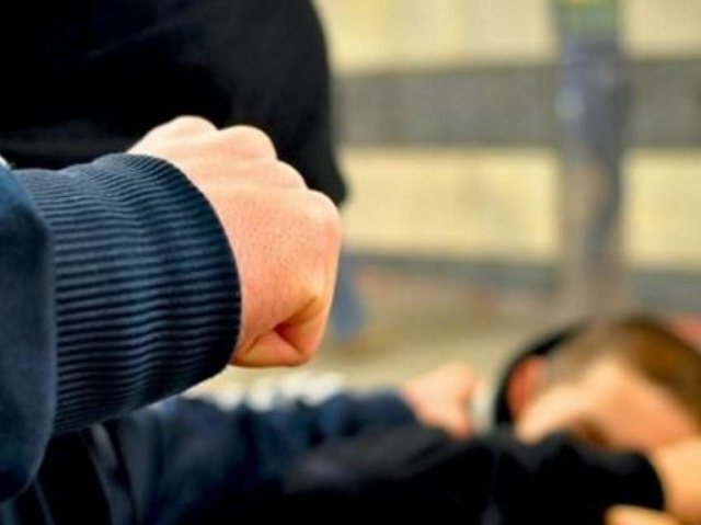 Disa persona grushtojnë 41-vjeçarin dhe ia mbathin