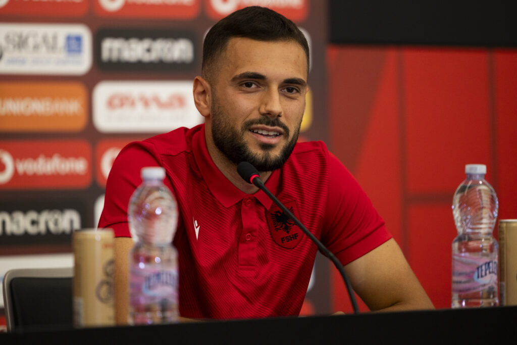 Bajramin zbulon marrëdhënien e veçantë me trajnerin Sylvinho dhe analizon kualifikueset me Çekinë dhe Poloninë