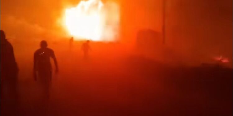 Zjarri në Patos del jashtë kontrollit, flakët përfshijnë nënstacionin elektrik