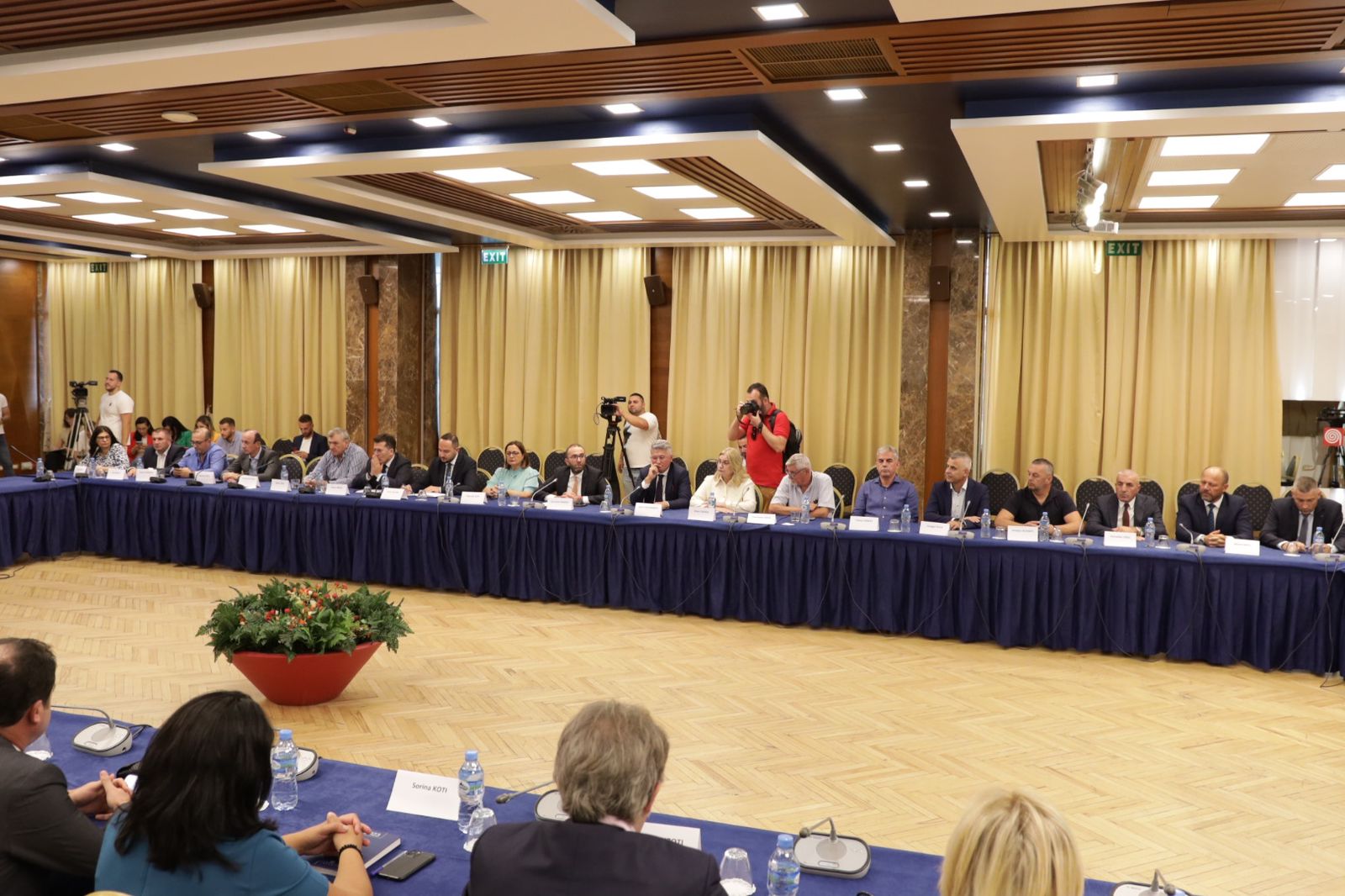 FOTOT/ Bashkë por përballë njëri-tjetrit, si janë ulur në tryezë deputetët e Berishës dhe të Bardhit