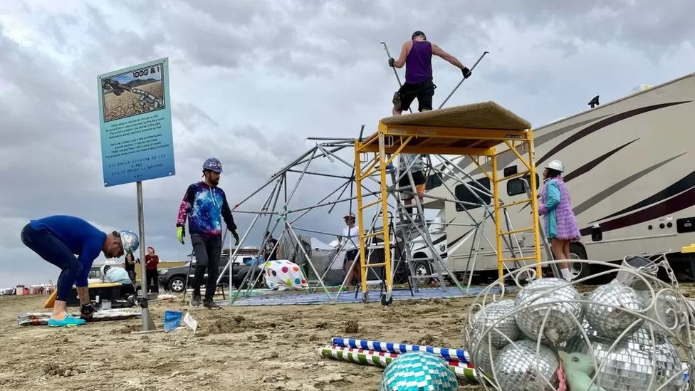 Kishin ngecur në baltë, përmirësimi i motit lejon njerëzit të largohen nga festivali