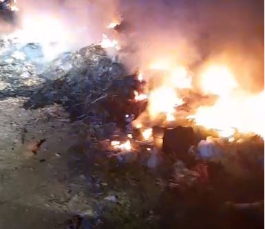 EMRI/ I vuri zjarrin mbeturinave nga ku u dogjën kodrat me ullishte, kapet autori! Policia evakuon banorët
