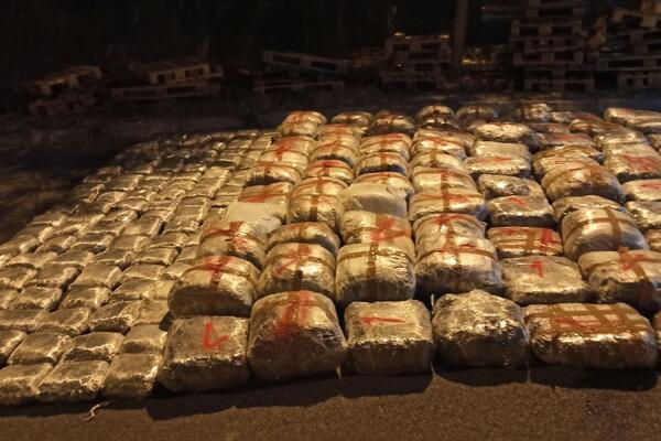 Babë e bir nga Durrësi kapen me 300 kg drogë në doganën e Malit të Zi