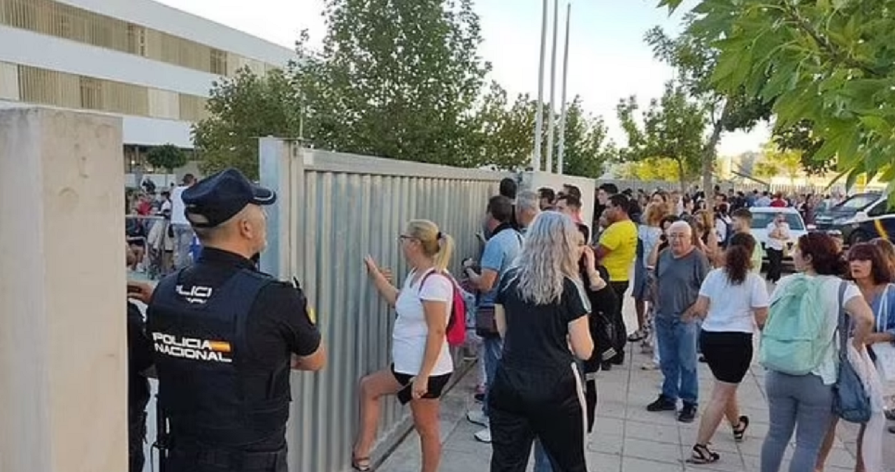 Sulm në një shkollë në Spanjë, 14-vjeçari godet me thikë tre mësues dhe dy nxënës