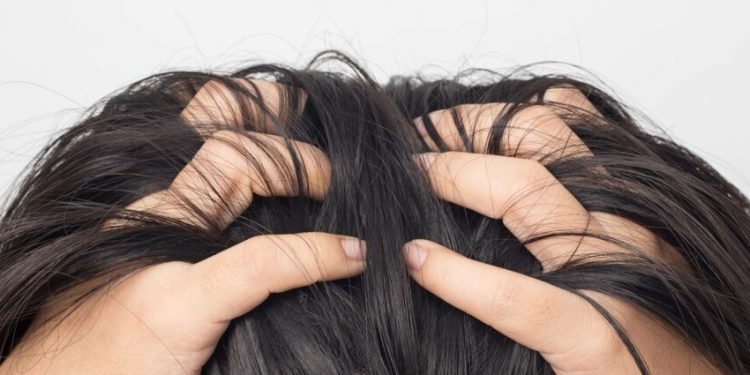 Shampoja e thatë mund të jetë e rrezikshme për flokët, ja pse nuk duhet ta përdorni shpesh
