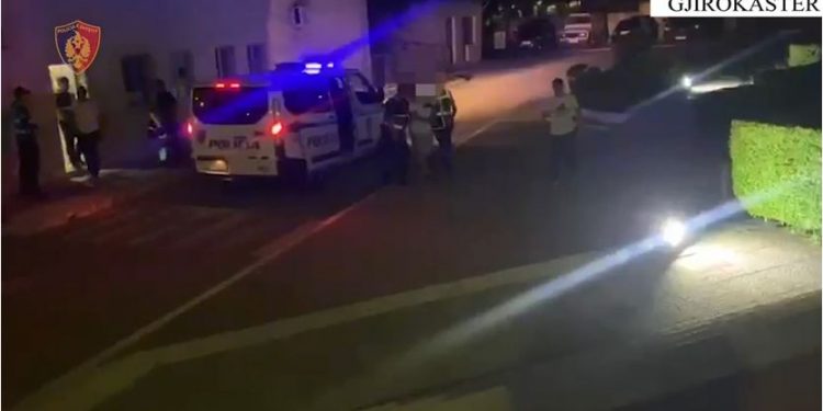 Transportonte emigrantë ilegalë në Shqipëri, arrestohet 24-vjeçari, në pranga dhe 1 pakistanez (EMRAT)