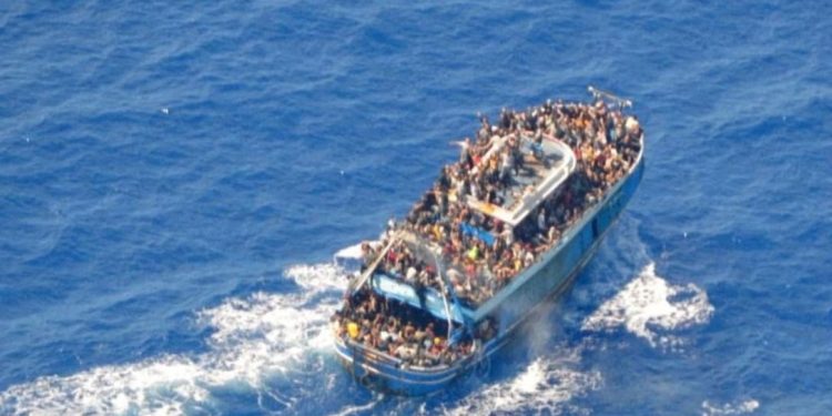 Gjenden 14 emigrantë dhe një burrë i vdekur në një ishull të vogël grek