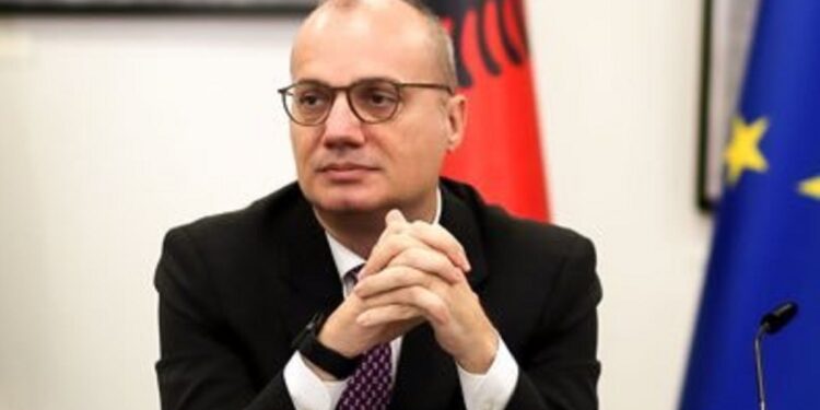 Vrasja e policit, ministri Hasani niset drejt Kosovës, do të marrë pjesë në homazhe