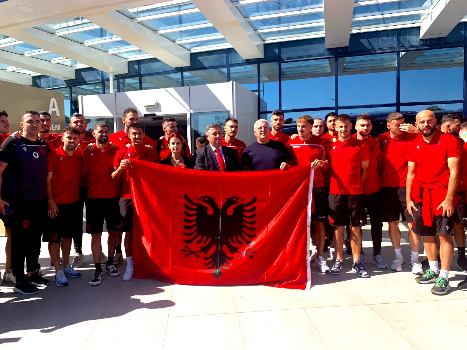 Kombëtarja mbërrin në Pragë, Sylvinho lë në Tiranë “motorin” e mesfushës