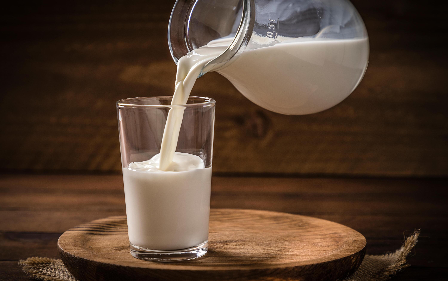 Kur duhet pirë qumështi, në mëngjes apo në mbrëmje?