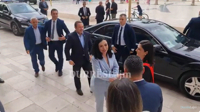 Presidentja Osmani vizitë në Durrës, pritet në bashki nga kryetarja Emiriana Sako (VIDEO)