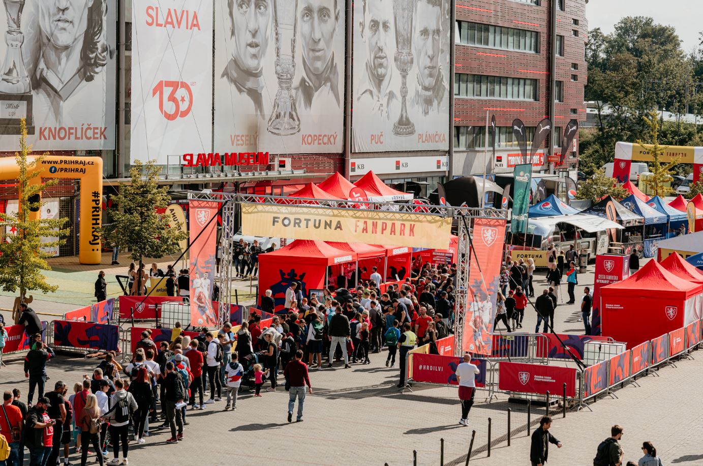 Organizim i veçantë në Çeki për tifozët vendas para ndeshjes me kuqezinjtë, festë me ushqime shqiptare!