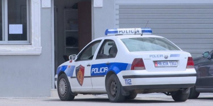 Vrau motrën e saj/ Arrestohet 40-vjeçarja, policia del me njoftim zyrtar: Familjarët e raportuan si vdekje natyrale