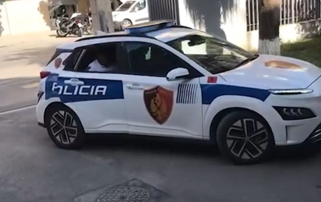 Marrin peng të miturin në makinë për një varëse floriri, pranga dy të rinjve në Kamëz