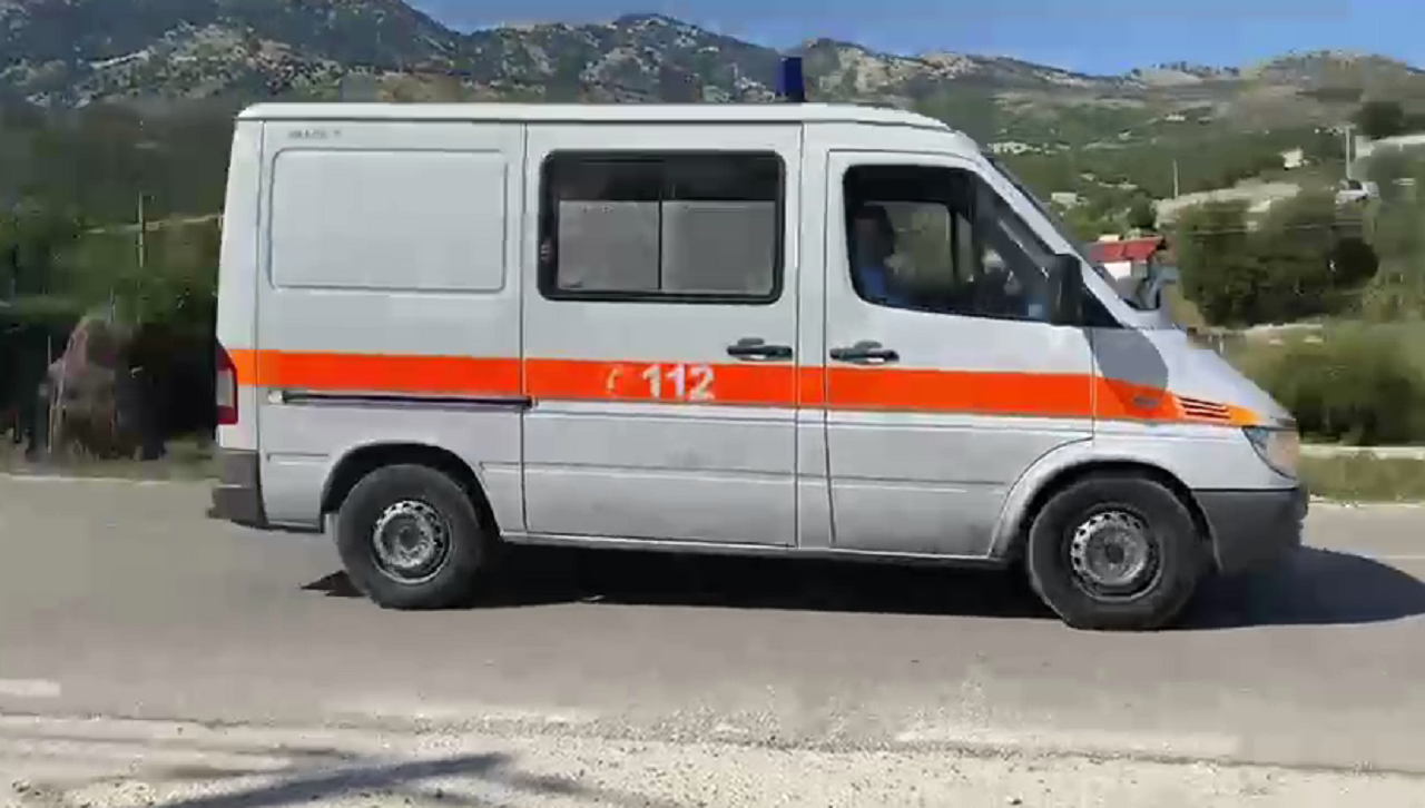 Ngjarja në Selenicë/ Fqinjët raportuan për shpërthim bombole, por 50-vjeçarit i mori jetën granata në oborr