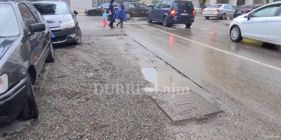 Drejtuesit e mjeteve në Durrës manovrojnë për të shmangur gropën, kompania “harron” të kthejë rrugën në gjendjen e mëparshme (VIDEO)