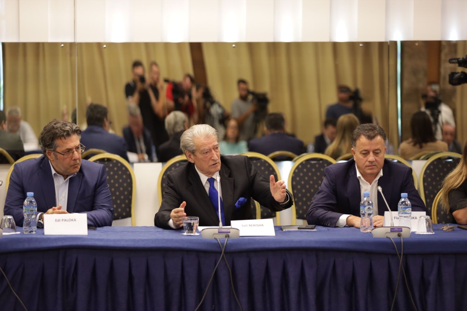 FOTOT/ Bashkë por përballë njëri-tjetrit, si janë ulur në tryezë deputetët e Berishës dhe të Bardhit