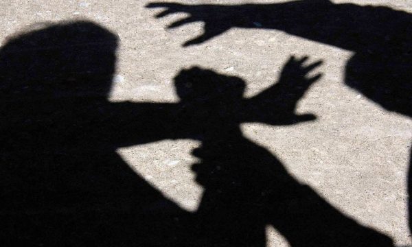 Rrahën njëri-tjetrin, përfundojnë në polici nusja dhe vjehrri