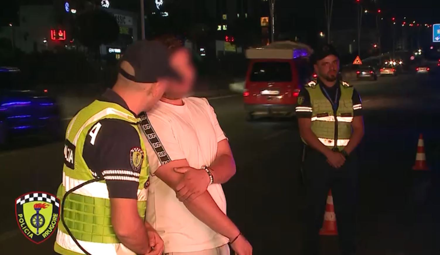 “Rrugorja” e Tiranës sensibilizon shoferët me mënyrën e veçantë: I ndalon dhe u vendos të shohin disa pamje