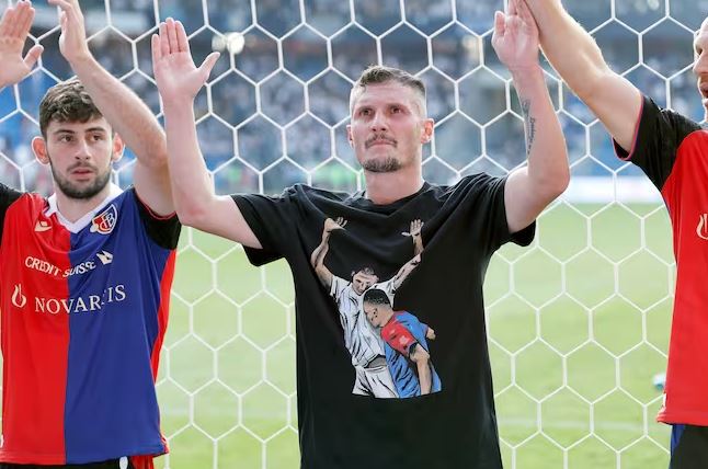 Taulant Xhaka kthehet në fushë me fanellën speciale, provokim ndaj rivalëve