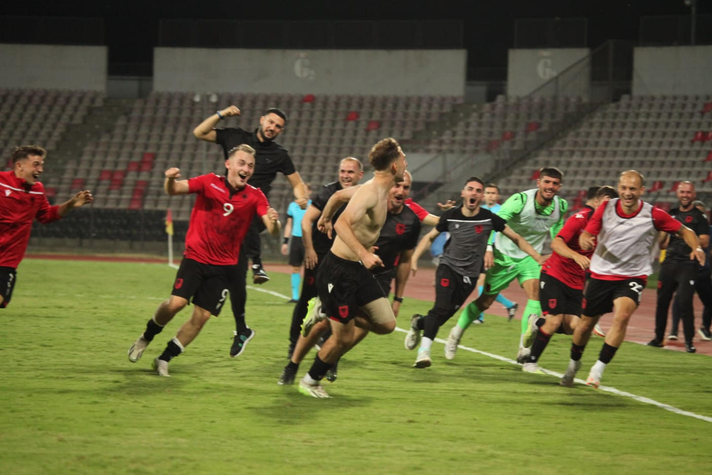 Shqipëria U21 përmbys Rumaninë në një ndeshje për zemra të forta dhe udhëheq grupin eliminator