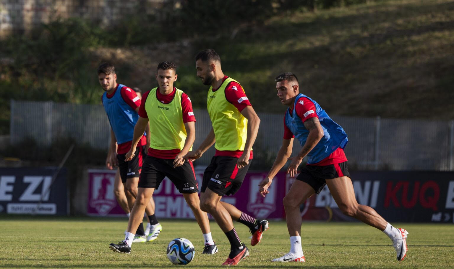 Kuqezinjtë zbresin në fushë, trajnerin Sylvinho e shqetëson futbollisti më në formë