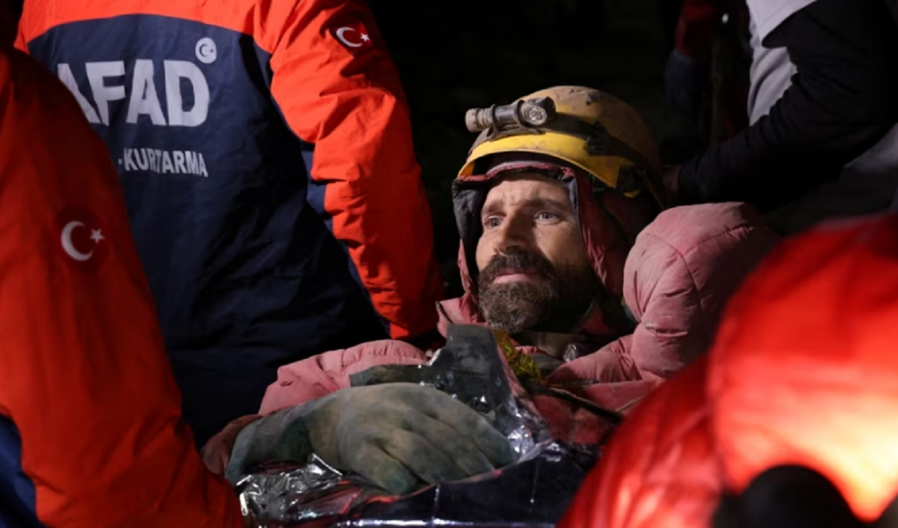 Eksploruesi amerikan nxirret nga një prej shpellave më të thella në Turqi