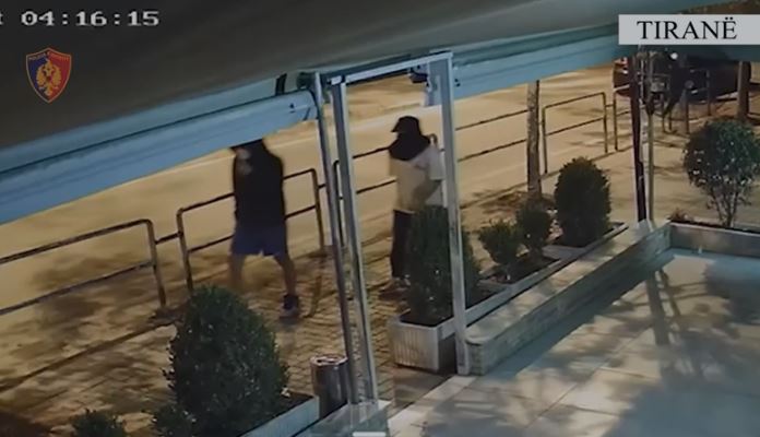 Thyejnë xhamin dhe vjedhin dy biznese, si u arrestuan dy adoleshentët në Tiranë, aksidentohen gjatë ndjekjes nga policia (VIDEO)
