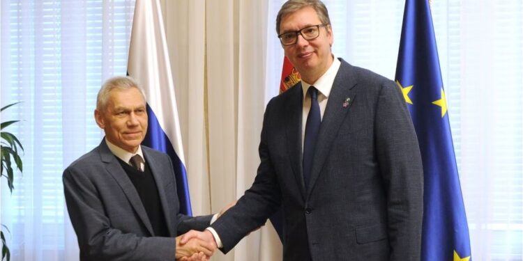 Vuçiç bisedon me ambasadorin rus në Serbi, një ditë pas sulmit në veri të Kosovës