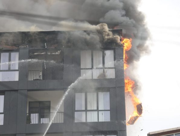 Zjarri në pallatin 10-katësh në Tiranë, merren në pyetje administratori dhe disa banorë
