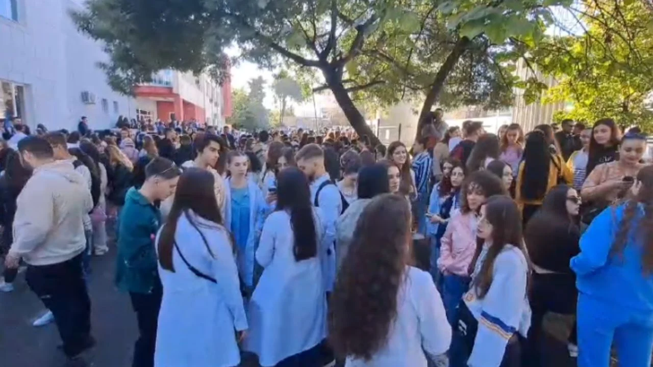 Studentët e Mjekësisë vazhdojnë bojkotin, protestojnë para fakultetit