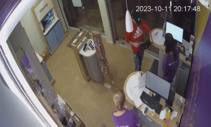 Pas grabitjes së mbrëmshme, autori tenton të vjedhë një tjetër dyqan sot