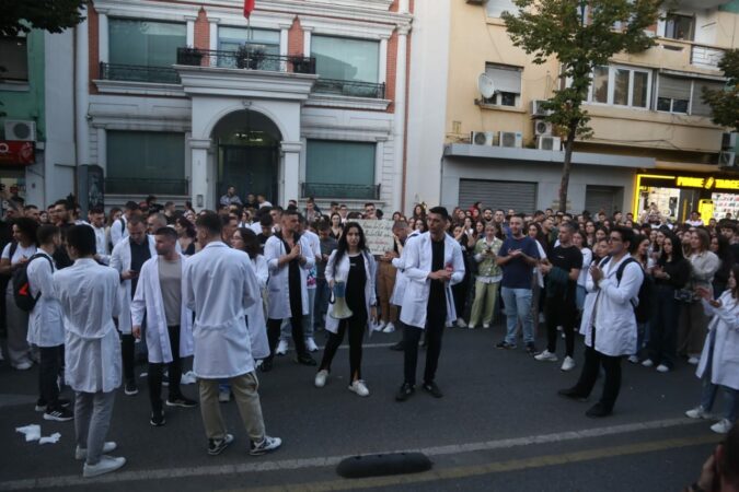Pas takimit me rektorin, studentët e Mjekësisë gjejnë dakordësi, marrëveshja që do i kthejë në auditorë
