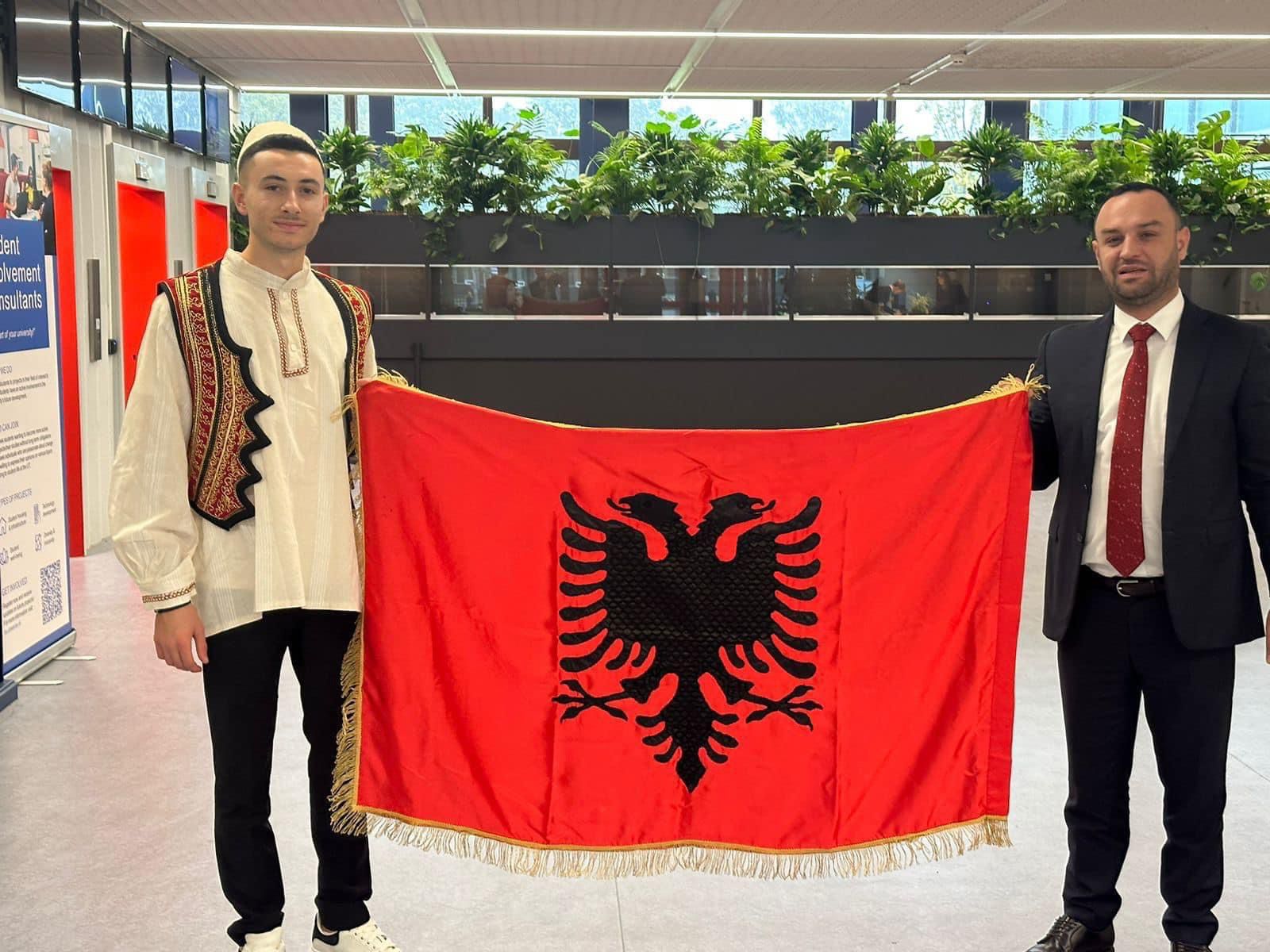 Geraldo Çyrbja nipi i deputetit Jurgis Çyrbja, vishet me simbolet kombëtare në diplomimin e tij në Hollandë (VIDEO+FOTO)