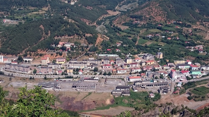 E rëndë/ Një person tenton të vetëdigjet brenda në Bashki (EMRI)