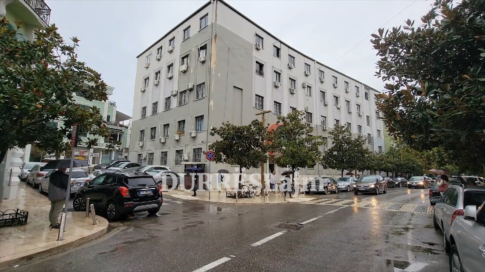 Gjykata e Durrësit lë në burg dy shoferët e autobusit, ku u sekuestruan 179 mijë euro dhe mallra kontrabandë (VIDEO)