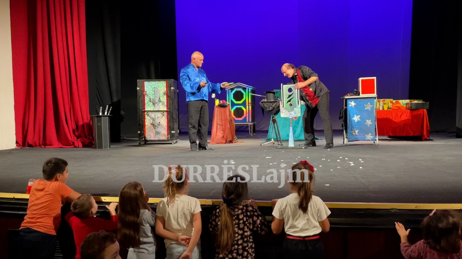 Magji dhe iluzione, çfarë ndodhi mbrëmë në teatrin e Durrësit? (VIDEO)