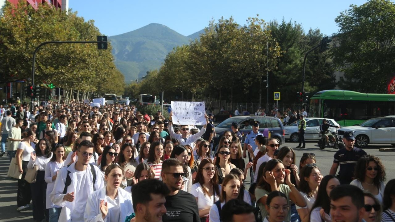 Studentët e Mjekësisë të pandalshëm! Nuk pranojnë tarifën e studimit 240 mijë lekë të rinj