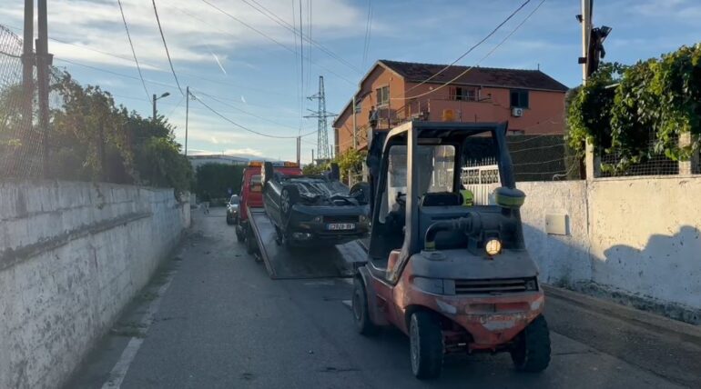 Shoferja humb kontrollin, përplaset me murin e banesës dhe përfundon me makinën e përmbysur