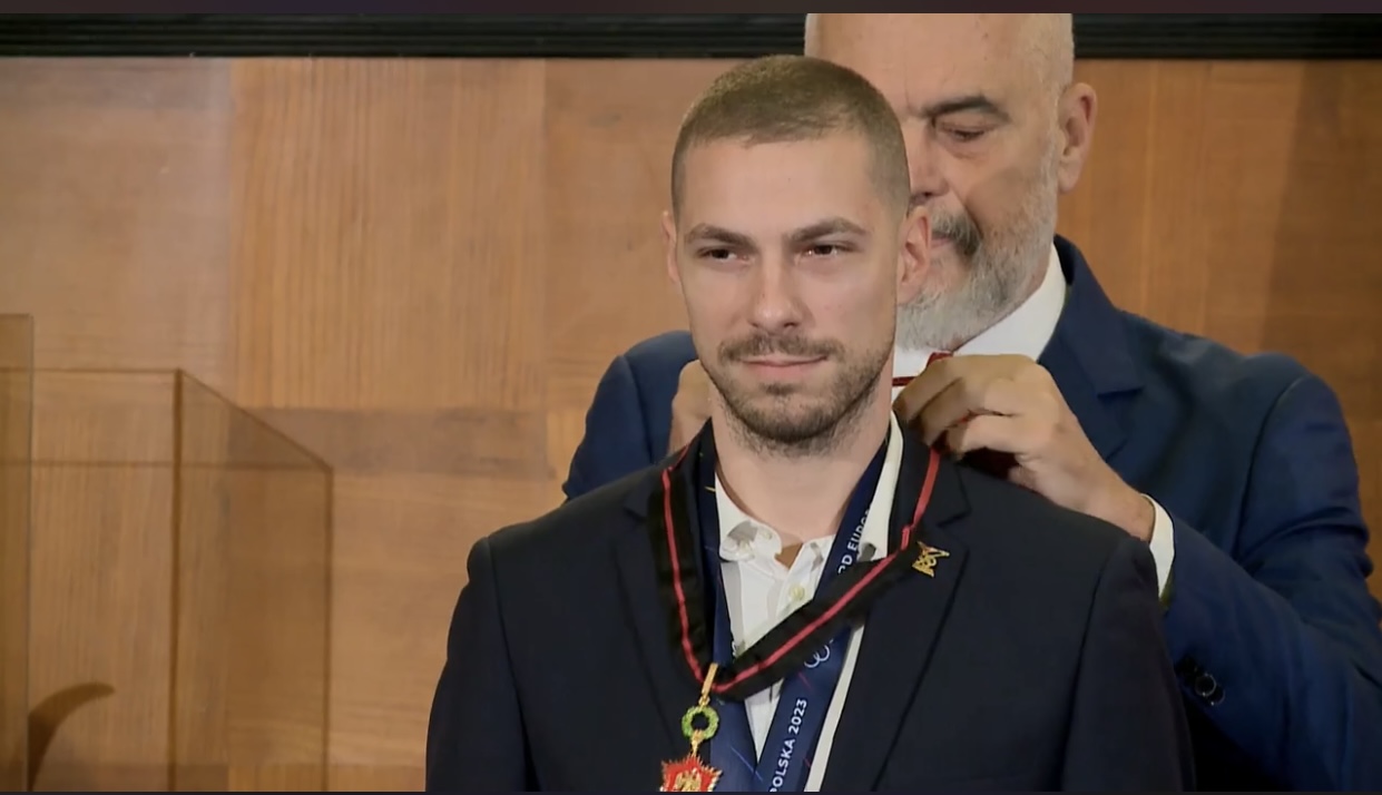 Kampion në karate, por edhe mjek në Zvicër/ Ceremonia e nderimit të Alvin Karaqit, Rama: Shembull frymëzues