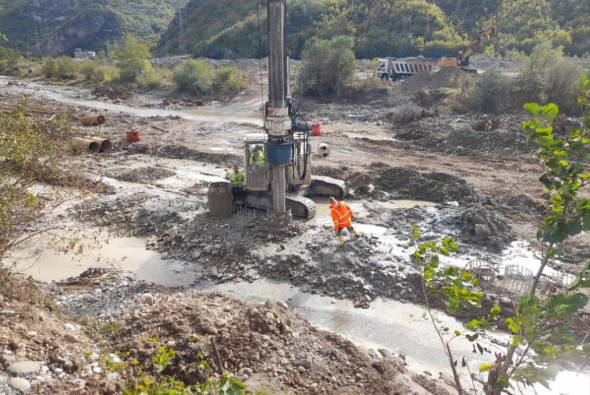 Plotësimi i Korridorit 8/ Nisin punimet për zgjerimin e rrugës Elbasan-Qafë Thanë