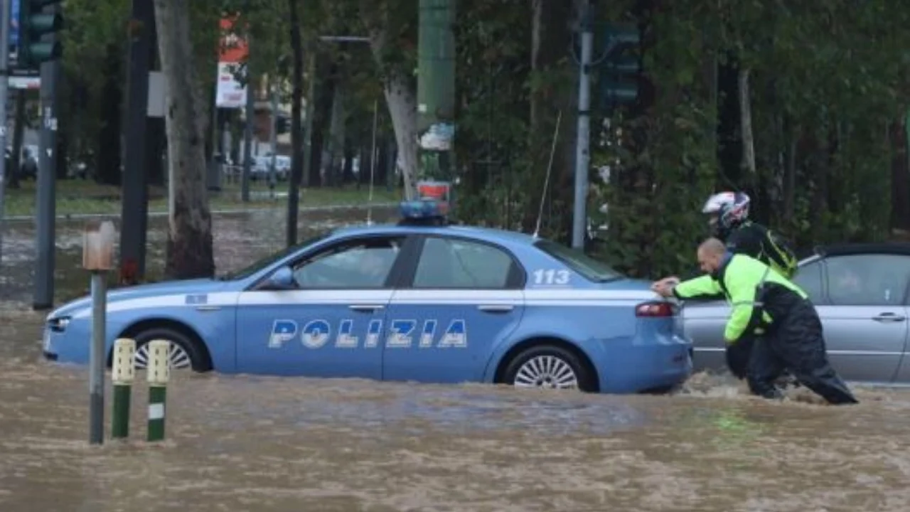 Stuhi e dhunshme në Milano, qyteti në kaos pas një ore me reshje shiu