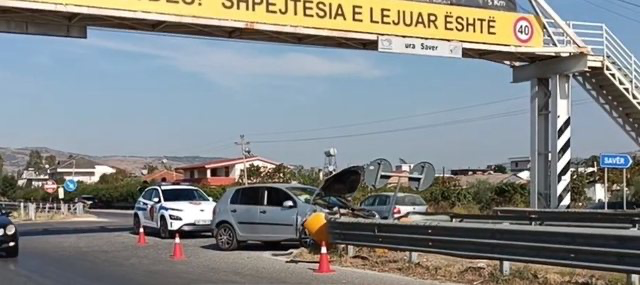 Përplasen dy makina, plagosen 4 persona, mes tyre dy fëmijë