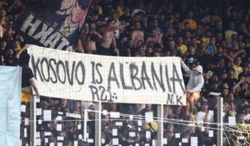 “Kosova është Shqipëri”, tifozët e AEK-ut shpërthejnë në brohorima dhe duartokitje pas shfaqjes së banderolës në stadium (FOTO)
