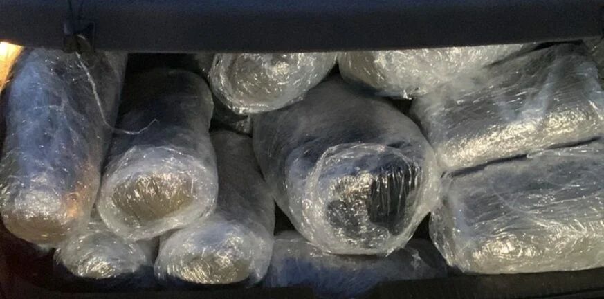 Policia greke sekuestron 49 kg marijuanë në kufi, arrestohen 2 shqiptarë dhe 1 grek