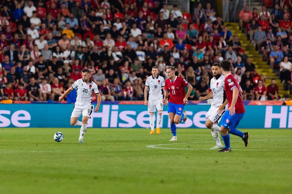 Nuk ka surpriza në formacion, Sylvinho rikthen në fushë mbrojtësin që shkëlqeu në Europian