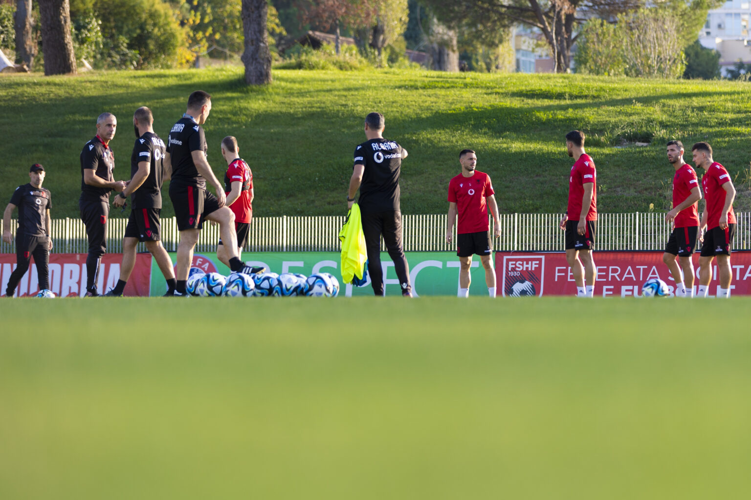 Kuqezinjtë nisin përgatitjet për Bullgarinë, Sylvinho humbet dy lojtarë të tjerë