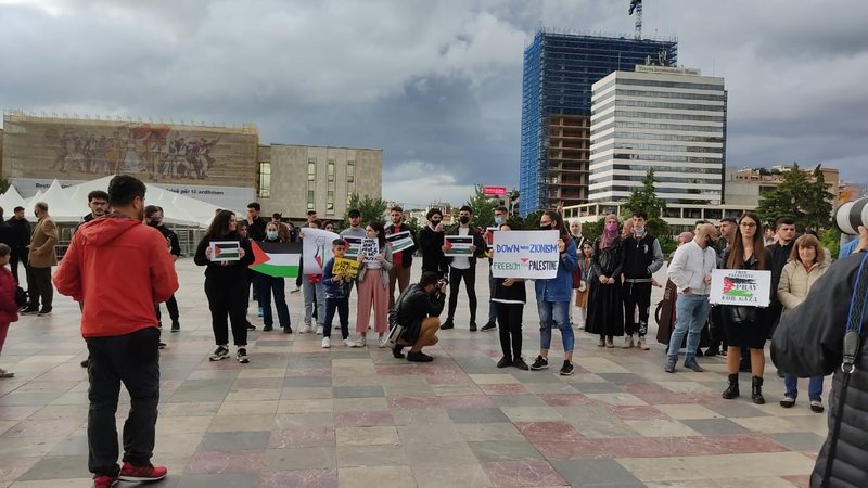 Protesta në Tiranë, palestinezi: Jemi të pushtuar nga Izraeli, duam tokat që&#8230;