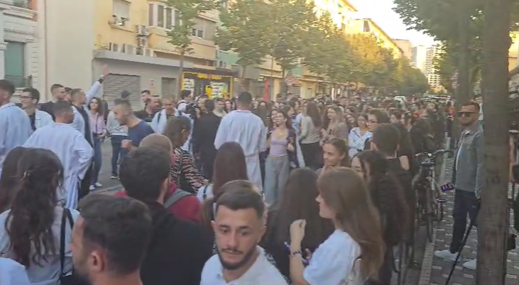 Studentët e Mjekësisë nuk heqin dorë! Protestë para Ministrisë së Arsimit, bllokojnë qarkullimin e Rrugës së Durrësit